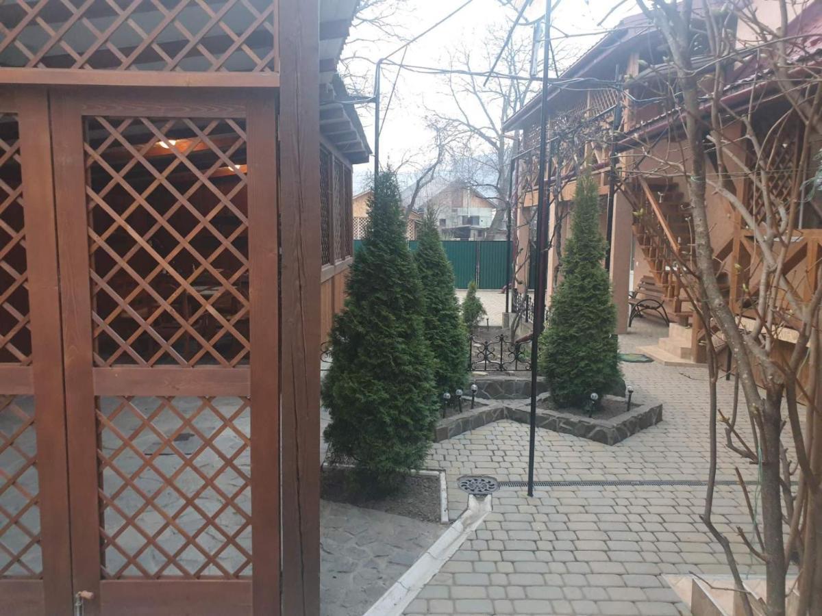 Садиба "У Юлії" Svalyava Exterior foto